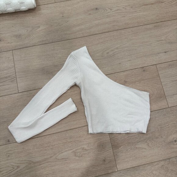 ARE YOU AM I ling top cropped one sleeve - Picture 2 of 3